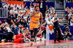 媒体人：弗格非常善于在身体接触瞬间造犯规 广厦明显准备不足