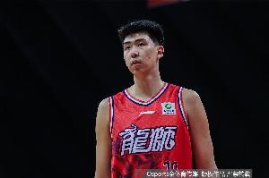 媒体人：徐昕防守面积有限 进攻手段偏少 但确实打得越来越好了